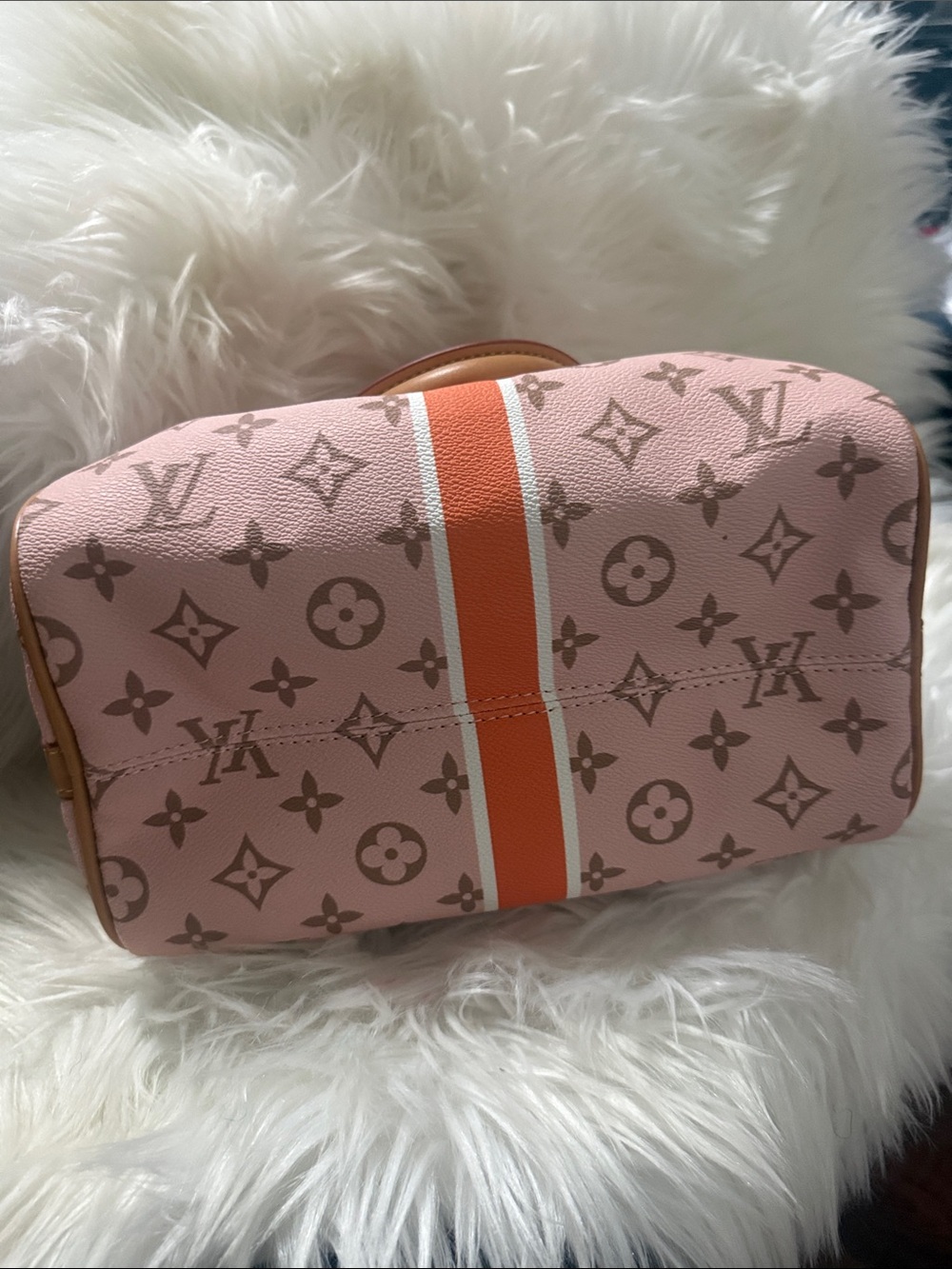 Very trendy fashionable , handbag, and Crossbody - Picture 4 of 6
